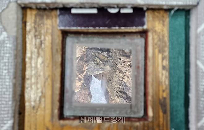 홍련암 바닥에 뚫린 작은 창. 관음굴을 내려다볼 수 있다.