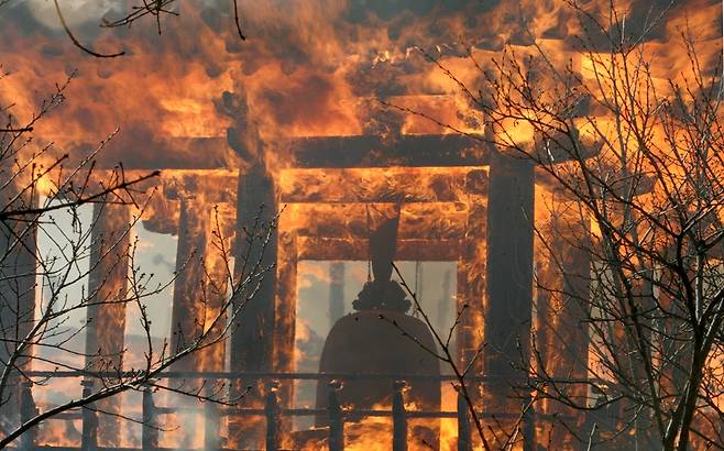 2005년 4월 강원도 산불이 강풍을 타고 낙산사로 번져 범종각이 불에 타고 있다 [연합]