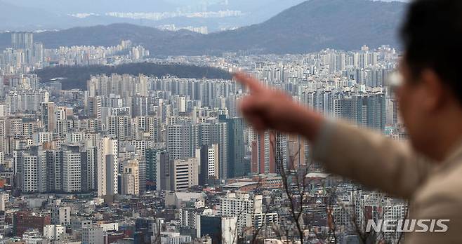 [서울=뉴시스] 홍효식 기자 = 지난 25일 서울 중구 남산에서 바라본 도심 아파트 모습. 2024.03.28. yesphoto@newsis.com