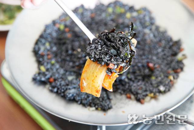 갑오징어를 다 먹고 남은 먹물로 만든 ‘갑오징어먹물볶음밥'도 빼놓을 수 없는 별미다.