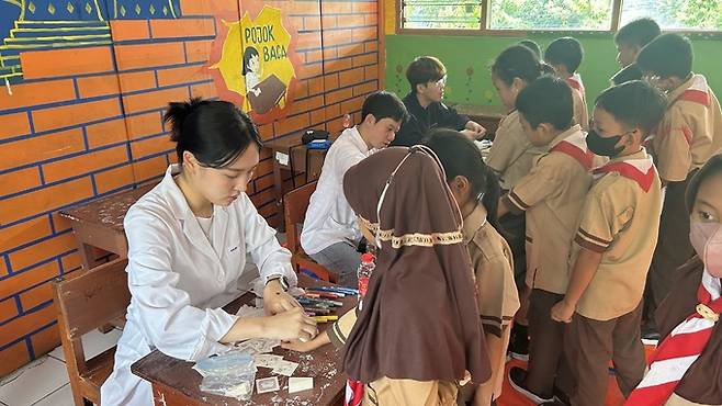 재학생들이 인도네시아에서 구강 보건 봉사활동을 하고 있다.  대구보건대학교 제공