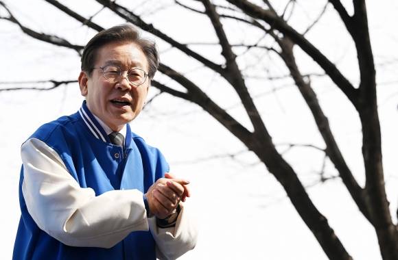 이재명 더불어민주당 대표가 27일 청주 청원구 오창상가를 방문해 시민들을 향해 발언하고 있다. 2024.3.27 청주 오장환 기자