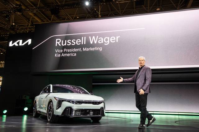 러셀 와거 기아 미국판매법인 마케팅담당(상무)가 27일(현지 시간) 미국 뉴욕 제이콥 재비츠컨벤션센터에서 열린 2024 뉴욕 국제 오토쇼에서 ‘더 기아 K4’를 소개하고 있다. 사진 제공=기아