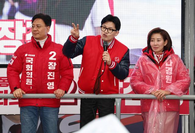 한동훈(가운데) 국민의힘 총괄 선거대책위원장이 29일 서울 성대시장에서 장진영(왼쪽) 동작갑 후보와 나경원 동작을 후보의 지원 유세를 벌이고 있다. 오승현 기자
