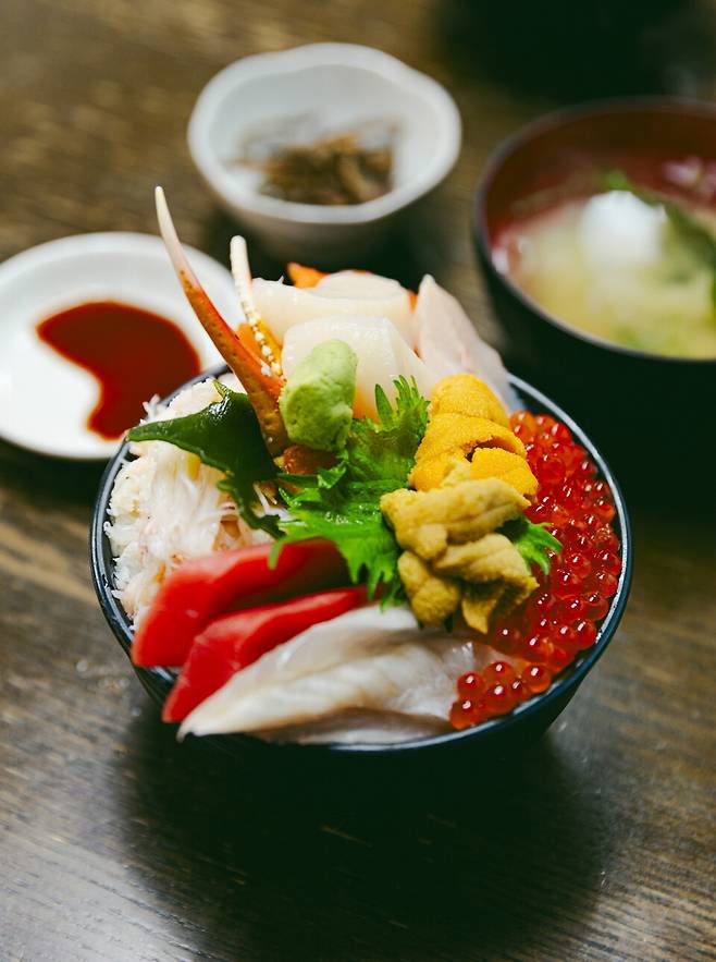 투어 이후에 카이센동(해산물덮밥)으로 아침 식사를 해결하자