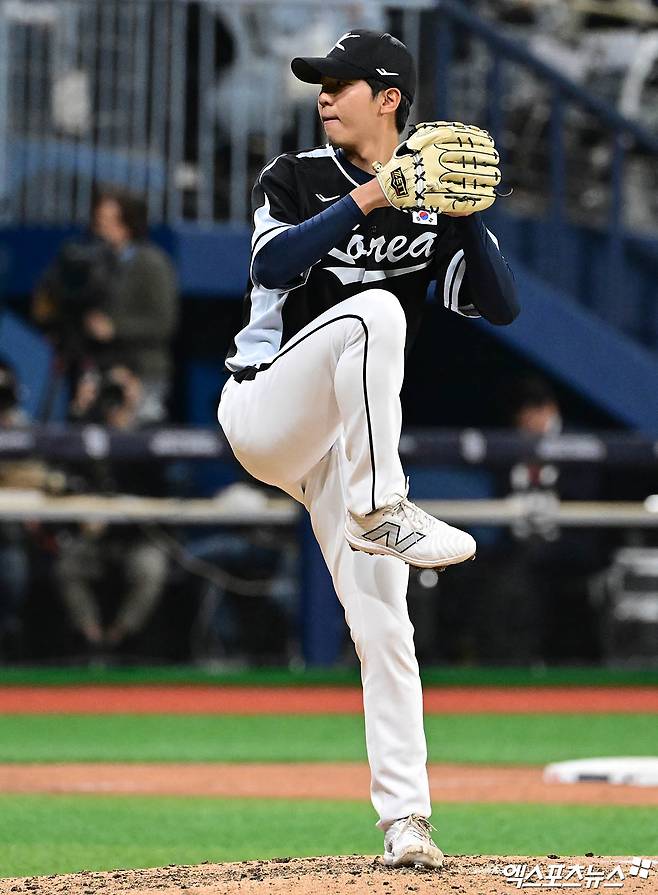 18일 오후 서울 구로구 고척스카이돔에서 열린 메이저리그 월드투어 서울시리즈 2024 스페셜 매치 팀 코리아와 LA 다저스의 경기, 6회말 2사 팀 코리아 황준서가 역투하고 있다. 엑스포츠뉴스DB