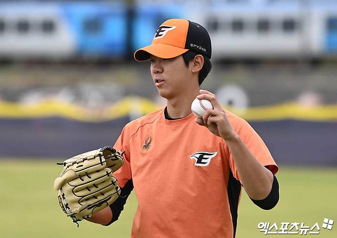 호주 멜버른 볼파크에서 2024 한화 이글스 스프링캠프가 진행됐다. 한화 황준서가 캐치볼을 하고 있다. 엑스포츠뉴스DB