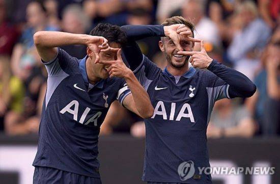 손흥민이 글로벌 스포츠매체 ESPN이 매긴 지금까지의 이번 시즌 토트넘 MVP 순위에서 3위를 차지했다. 제임스 매디슨이 1위, 미키 판더펜이 2위다. 매체는 다른 선수라면 모르겠지만 손흥민에겐 이상하게 낮은 순위라고 촌평했다. 손흥민은 이번 시즌 14골 8도움을 올리며 득점과 도움에서 모두 팀 1위다. 연합뉴스