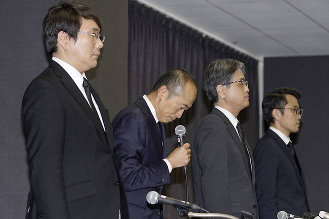 日 '붉은누룩' 건강보조식품 제조한 고바야시제약 기자회견  (도쿄 교도=연합뉴스) 일본 고바야시제약이 29일 오사카시에서 기자회견을 열고 자사의 홍국균(붉은누룩곰팡이) 기반 건강보조제를 섭취한 소비자들이 신장 질환 등을 일으킨 데 대해 사과했다. 기자회견에는 고바야시 아키히로(왼쪽에서 두번째) 사장 등이 나와 사고 경위와 향후 대응 계획 등을 설명했다. evan@yna.co.kr 2024.3.29