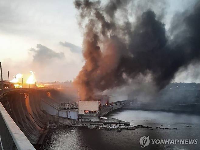 지난 22일 러시아군 공습으로 우크라이나 드니프로 수력발전소에 화재가 발생한 모습 [AP=연합뉴스 자료사진. 재판매 및 DB 금지]