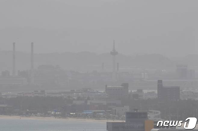 수도권 일대에 황사경보가 발령된 29일 경북 포항시 전역이 누런색 먼지에 뒤덮여 있다.  2024.3.29/뉴스1 ⓒ News1 최창호 기자