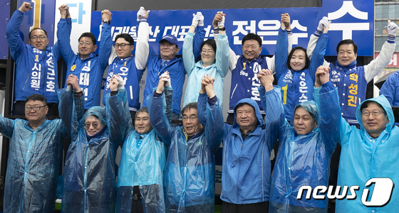 22대 총선 더불어민주당 울산지역 총선 후보자와 선거대책위원회 관계자들이 28일 울산 남구 공업탑로터리에서 합동출정식을 하고 있다. 2024.3.28/뉴스1 ⓒ News1 조민주 기자