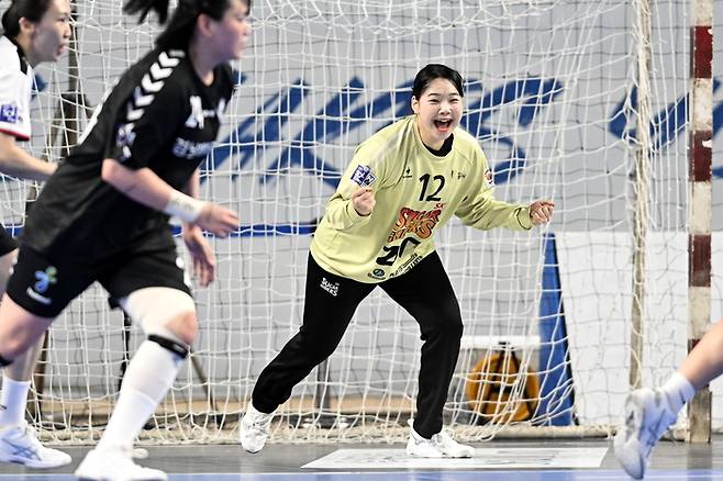 SK 골키퍼 이민지가 경남 공격을 막아낸 뒤 함성을 지르고 있다. 사진 | 한국핸드볼연맹