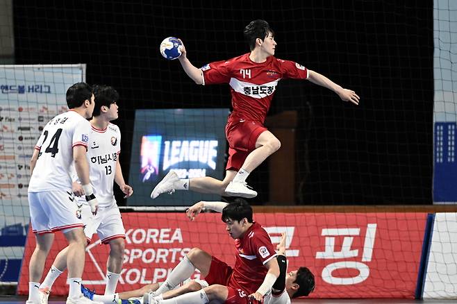 충남 오황제가 하남 수비진을 뚫고 슛을 하고 있다. 사진 | 한국핸드볼연맹