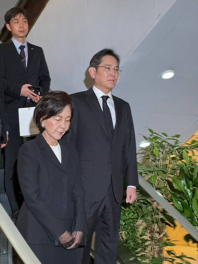 이재용 삼성전자 회장이 모친 홍라희 여사와 함께 30일 서울 서대문구 신촌세브란스병원 장례식장에 마련된 고(故) 조석래 효성 명예회장의 빈소에 들어서고 있다. ⓒ공동취재단