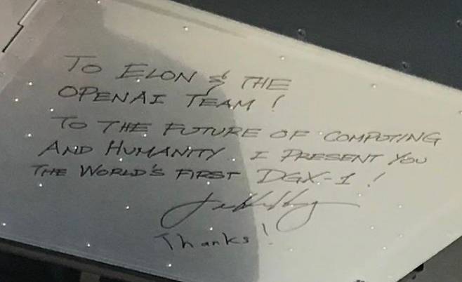 2016년 젠슨 황은 오픈AI 사무실에 엔비디아의 AI 용 서버를 직접 전달했다. 서버에 ‘일론(머스크)과 오픈AI 팀을 위하여! 컴퓨팅과 인류의 미래를 위하여!’라는 응원 메시지와 사인을 적었다.