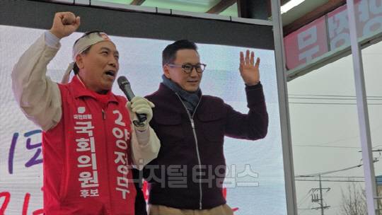 양정무(왼쪽) 국민의힘 전북 전주갑 후보와 가수 더원. <디지털타임스 DB>