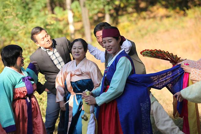 영화 ‘만신’에서 김금화를 연기하는 배우 문소리(맨 오른쪽). ㈜엣나인필름 제공