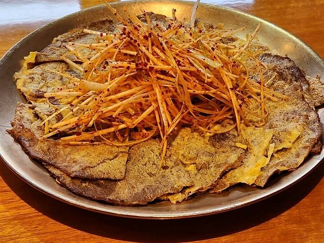 파무침이 올라간 ‘단비’의 육전. 이윤화 제공