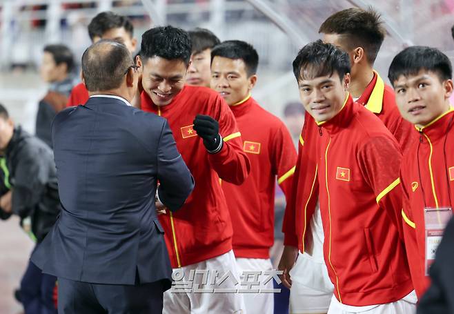 위르겐 클린스만 감독이 이끄는 대한민국 축구대표팀이 17일 오후 수원월드컵경기장에서 베트남 대표팀과 평가전을 펼쳤다. 박항서 전감독이 경기전 베트남 선수들을 격려하고있다. 수원=정시종 기자 capa@edaily.co.kr /2023.10.17.