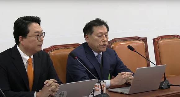 공익제보자 김광호 전 현대차 부장(오른쪽)이 30일 오전 개혁신당 주재로 국회에서 열린 기자회견에서 더불어민주당 공영운 화성갑 후보에 대해 발언하고 있다. [사진=유튜브 개혁신당TV 갈무리]