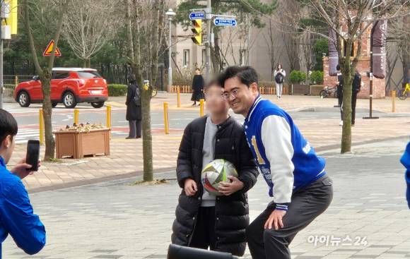 공영운 더불어민주당 후보가 28일 오후 화성 동탄 동탄 4동 주민센터 인근 출정식 현장에서 주민들의 사진 촬영에 응하고 있다. [사진=유범열 기자]