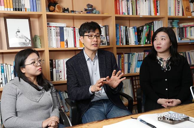 김승섭 서울대 교수(가운데)가 이끄는 서울대 보건대학원 ‘장애와 건강’ 연구팀이  주간경향과 인터뷰하고 있다. 왼쪽부터 문영민 박사, 김승섭 교수, 김자영 박사 /정지윤 선임기자