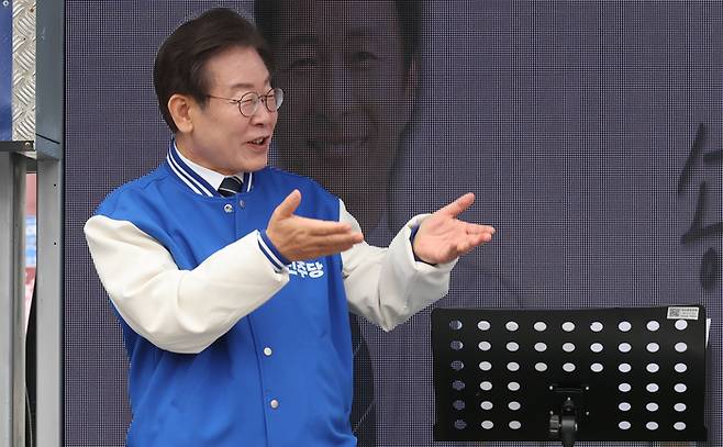 더불어민주당 이재명 대표가 30일 송파구 석촌호수에서 송기호 후보 지원 유세를 하고 있다. 연합뉴스