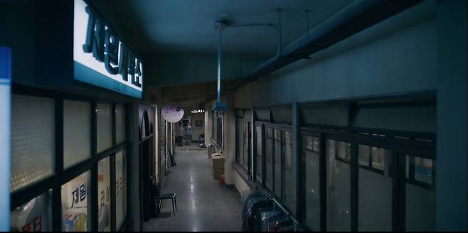 A hallway at the Sewoon Shopping Center is featured in "Vincenzo." (tvN)