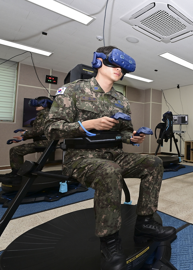 충남 서산 공군 제20전투비행단(20전비) 정비훈련센터에서 가상현실(VR) 기기를 활용한 정비 훈련이 진행되고 있다. 대한민국 공군