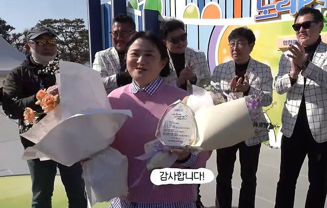 마지막 촬영을 마친 김신영이 전국노래자랑 제작진으로부터 감사패를 받았다. [사진출처 = 유튜브 영상 캡처]