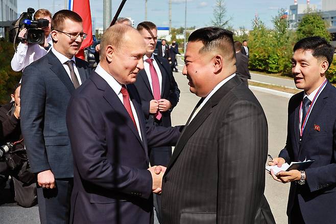 지난해 3월 블라디미르 푸틴 러시아 대통령(왼쪽)이 김정은 북한 국무위원장을 초청한 뒤 만나 서로 악수를 나누고 있다. [사진출처=연합뉴스]