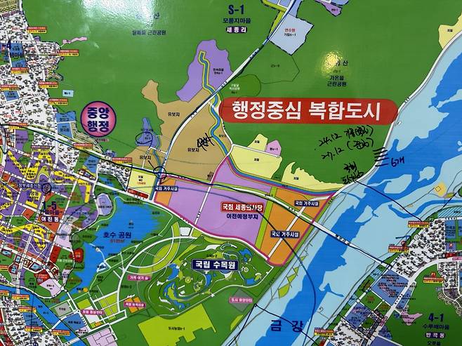 28일 찾은 세종시 도담동 한 공인중개사무소. 벽면에 걸린 세종시 지도에 국회의사당 착공과 준공 예정 날짜가 적혀있다. [서영상 기자]