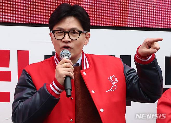 [의왕=뉴시스] 이영환 기자 = 한동훈 국민의힘 비상대책위원장이 29일 오후 경기 의왕시 부곡시장에서 최기식 의왕시과천시 후보의 지지를 호소하고 있다. 2024.03.29. 20hwan@newsis.com