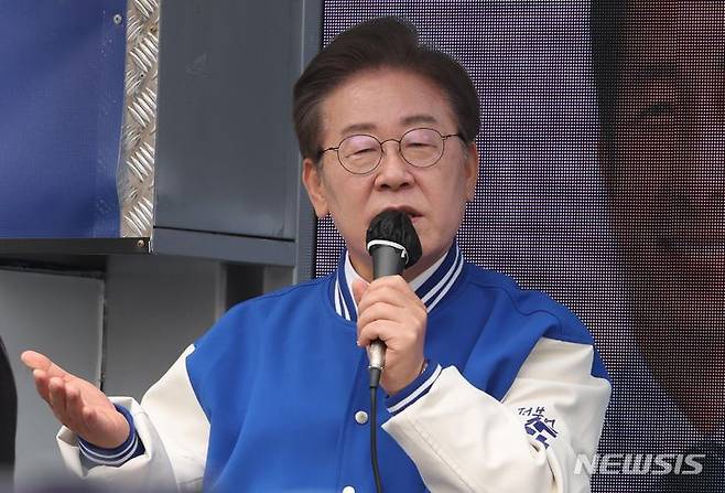 [서울=뉴시스] 조성봉 기자= 이재명 더불어민주당 대표가 30일 오전 서울 송파구 석촌호수 서호 수변무대 인근에서 송기호(송파을) 후보의 선거 지원 유세를 하고 있다. 2024.03.30. suncho21@newsis.com