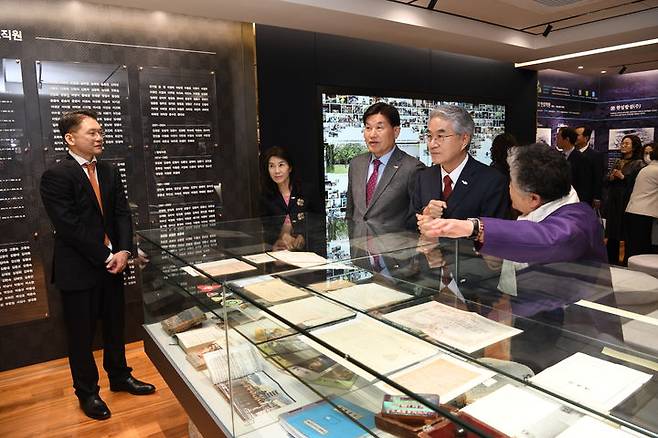 [창원=뉴시스]한일여고 개교50주년 기념한 '50년관' 자료관을 둘러보는 모습.2024.03.30.(사진=한일여고 제공) photo@newsis.com  *재판매 및 DB 금지