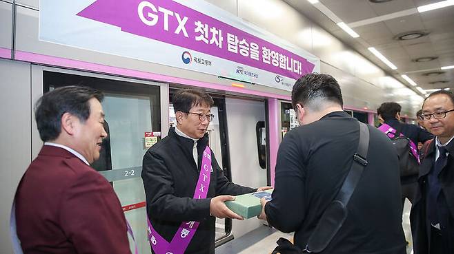 GTX 첫 차 탑승객을 맞이하는 박상우 국토부 장관