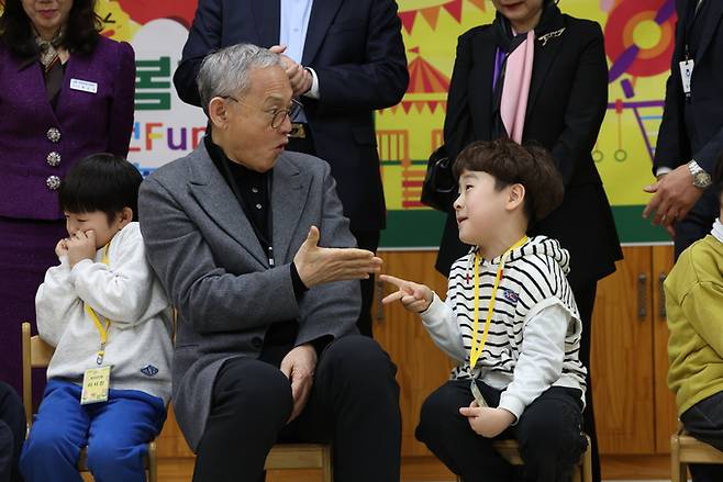 유인촌 장관이 창원 합성초등학교&nbsp;‘늘봄 교육’ 현장에서 아이들과 즐거운 시간을 보내고 있다. 문화체육관광부 제공&nbsp;