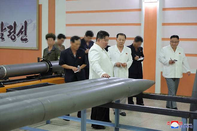 김정은 북한 국무위원장이 군수공장을 시찰하고 있다. 조선중앙통신·연합뉴스