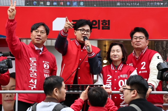 한동훈 국민의힘 비상대책위원장 겸 총괄선거대책위원장이 30일 오후 인천 서구 정서진중앙시장 인근에서 인천지역 후보들과 함께 지지를 호소하고 있다. 2024.3.30 뉴스1