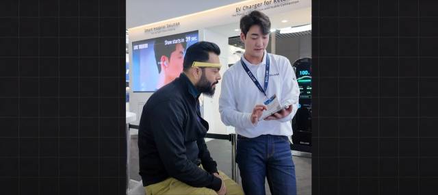 테크 분야 인플루언서 ‘Trakin Tech’는 멘탈 케어 기기 Mindy(마인디)를 직접 머리에 쓰고 기능을 체험해보고 있다. 사진제공=솔루엠