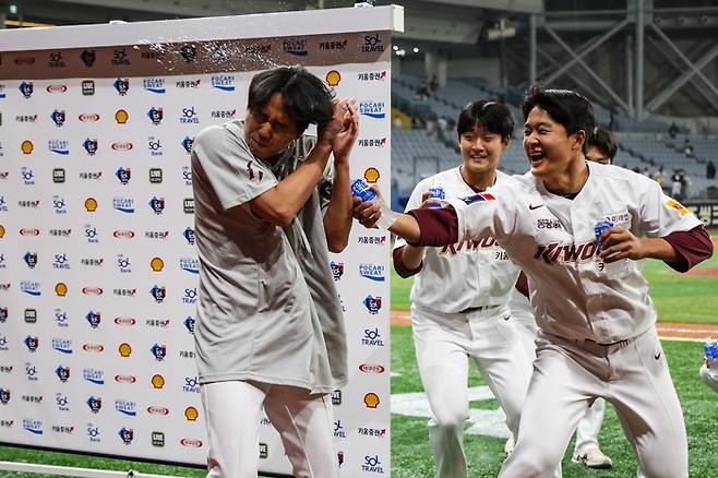 30일 고척 LG전을 마치고 동료들에게 물세례를 맞는 키움 하영민. 키움 히어로즈 제공