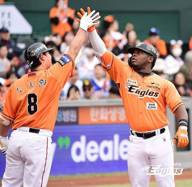 ▲ 한화 이글스 중심타자 노시환(왼쪽)과 요나단 페라자가 기뻐하고 있다. ⓒ 한화 이글스