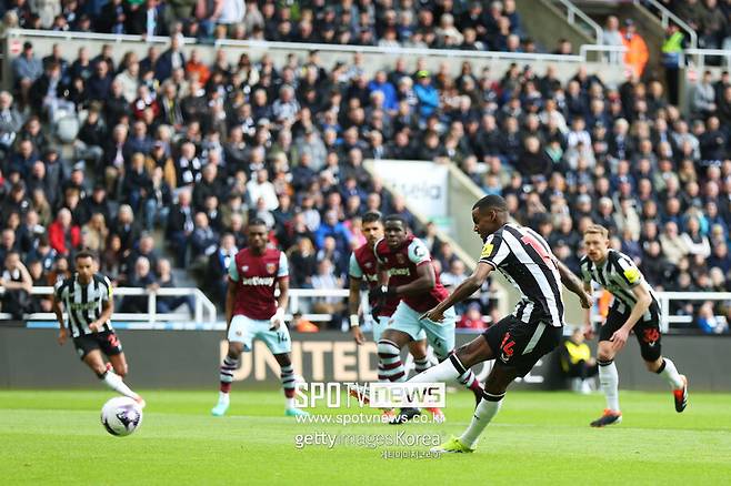 ▲ 뉴캐슬 유나이티드는 30일(한국시간) 영국 타인위어주의 세인트 제임스 파크에서 열린 2023-24시즌 잉글랜드 프리미어리그 30라운드에서 웨스트햄 유나이티드에 4-3 승리를 거뒀다. 후반 초반까지 1-3으로 끌려가던 뉴캐슬은 경기 종료 직전 하비 반스의 역전골로 대 역전극을 완성했다.
