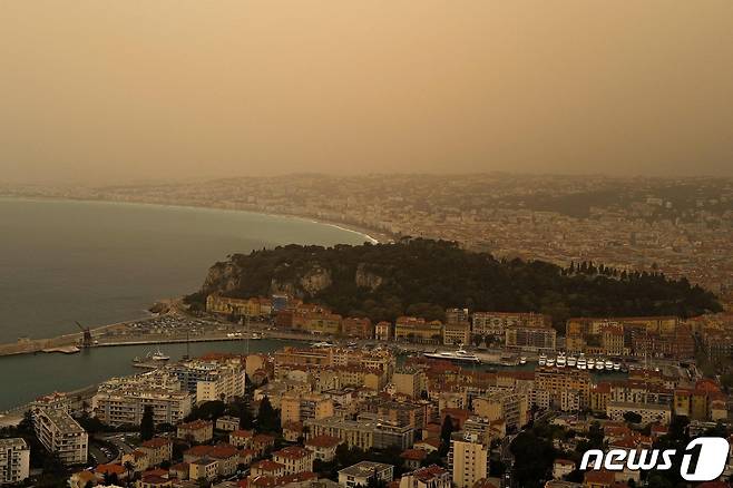30일(현지시간) 프랑스 남부 도시 니스 상공이 사하라 사막에서 날아온 먼지로 노랗게 보이고 있다. 2024.03.30 ⓒ AFP=뉴스1 ⓒ News1 정지윤 기자