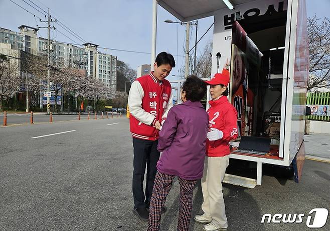 박은식 국민의힘 광주 동남을 후보가 광주 동구 운림중학교 앞에서 유세하고 있다.(후보측 제공)2024.3.31./뉴스1