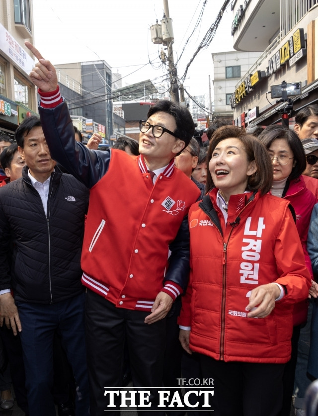 한동훈 국민의힘 총괄선대위원장은 지난 19일 오후 서울 관악구 사당동 남성사계시장을 방문해 동작을 지역구에 출마한 나경원 공동선대위원장과 함께 시민들을 만났다. /배정한 기자