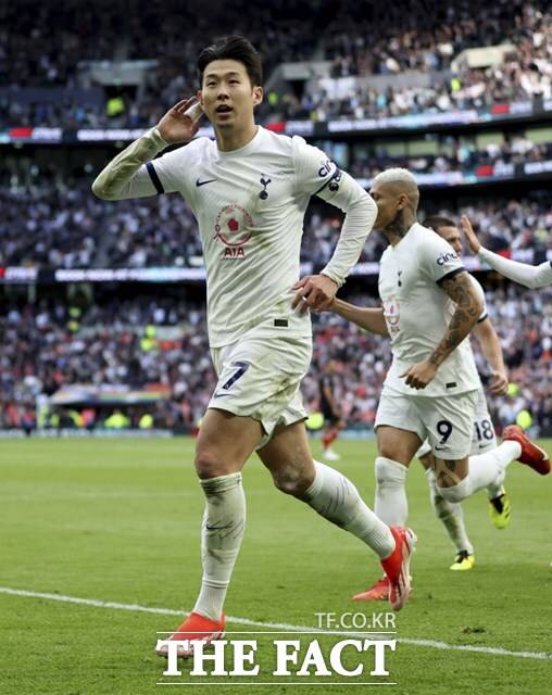 전반 한 번의 슛으로 양쪽 골대를 때리는 불운 속에서도 역전 결승골을 끌어낸 손흥민이 팬들과 교감하고 있다./런던=AP.뉴시스