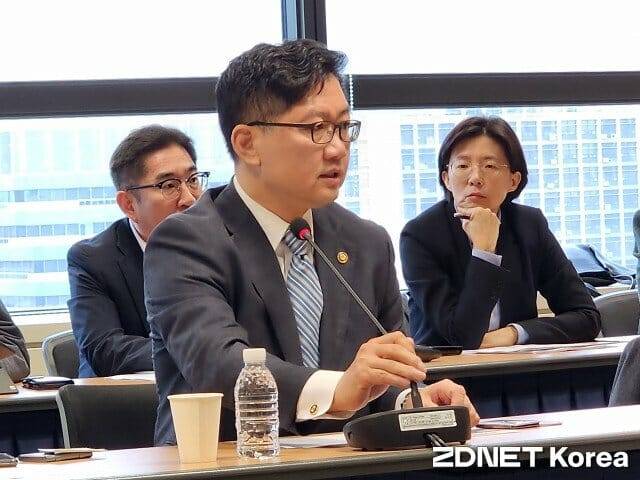 류광준 과학기술혁신본부장이 출입기자들과의 간담회에서 이야기를 하고 있다.