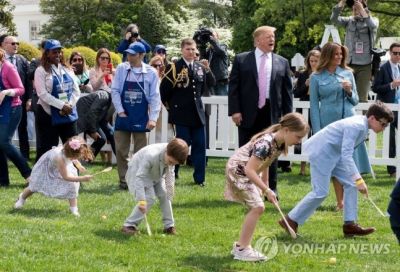 2019년 도널드 트럼프 당시 미국 대통령과 부인 멜라니아 여사가 부활절을 맞아 백악관에서 열린 어린이들의 부활절 달걀 굴리기 대회를 지켜보고 있다. [이미지출처=연합뉴스]